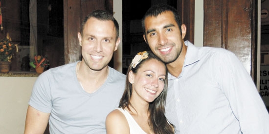 Leandro Araújo, com os amigos chinelos em Franca, casal Avi Gutierrez e Maurício Salinas, na Sapataria da Pizza